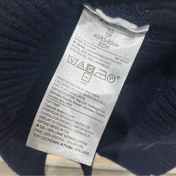 Banana Republic “flipucci” navy blue button back detail pullover sweater ❤️ - Picture 4 of 6